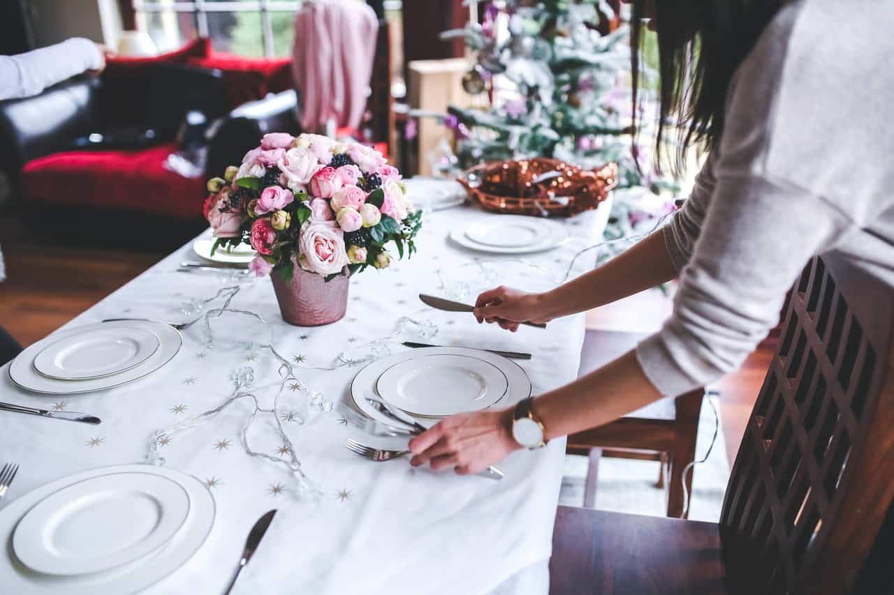 Piękne dekoracje, czyli jak ozdobić stół na przyjęcie?