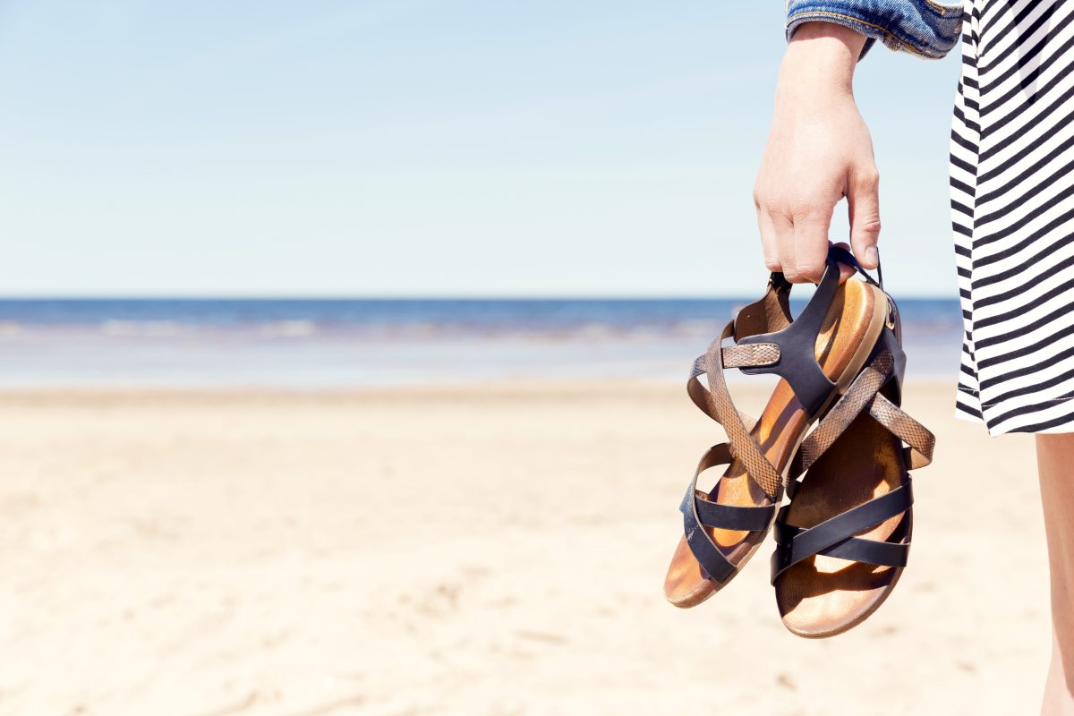 Jakie obuwie spakować na wakacje nad morzem?