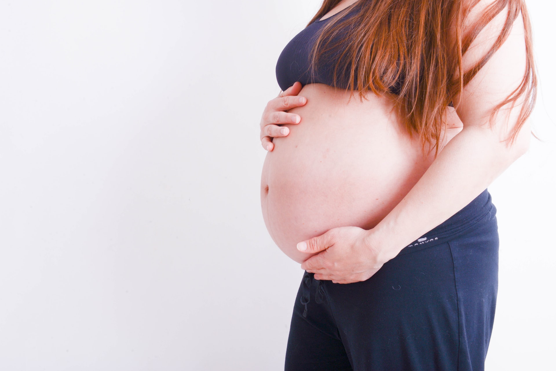 Ból brzucha w ciąży – co może oznaczać?