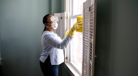 Jak skutecznie umyć mocno zabrudzone okna?