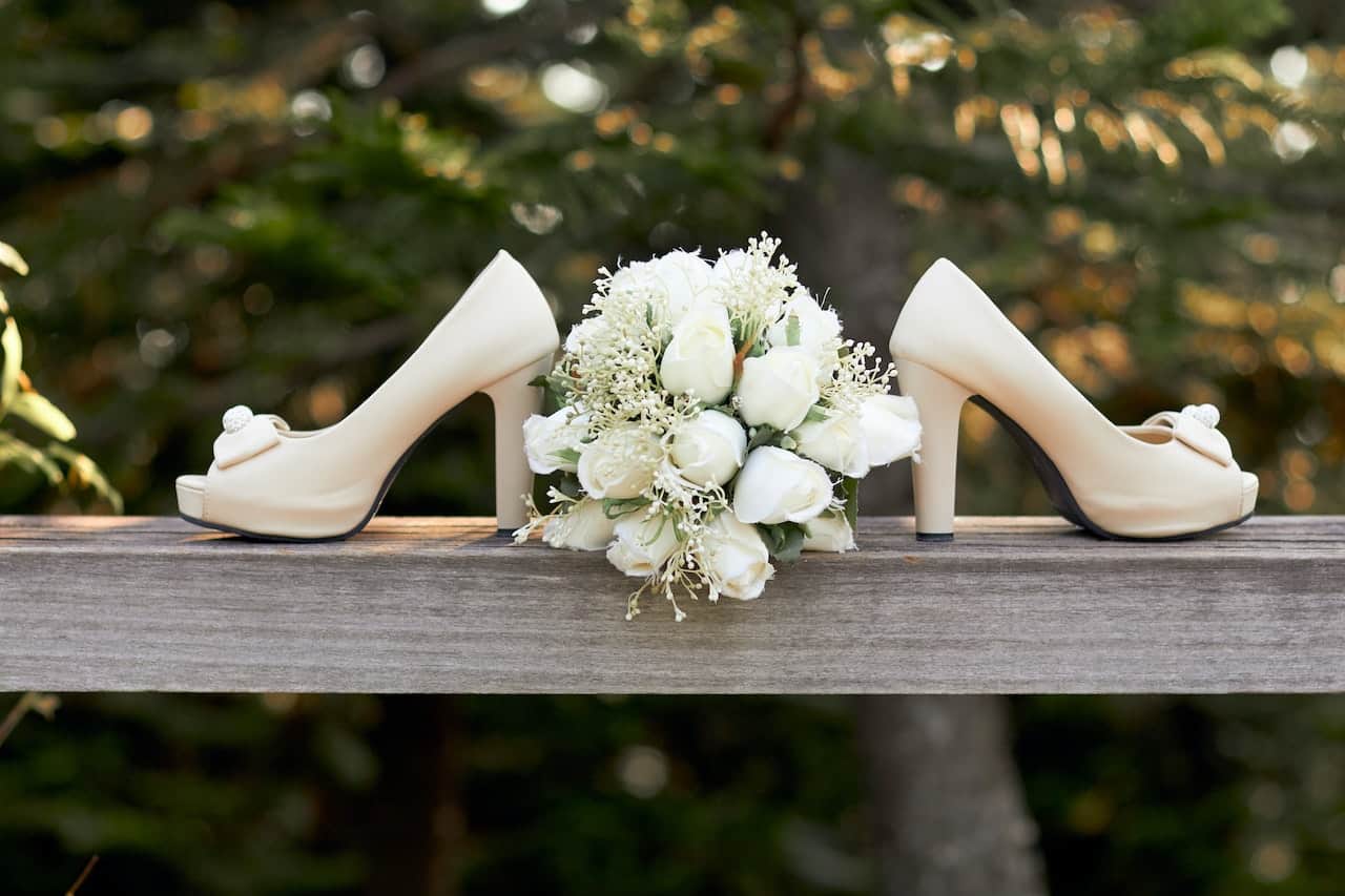 Buty na wesele – klasyczne czółenka czy półbuty?