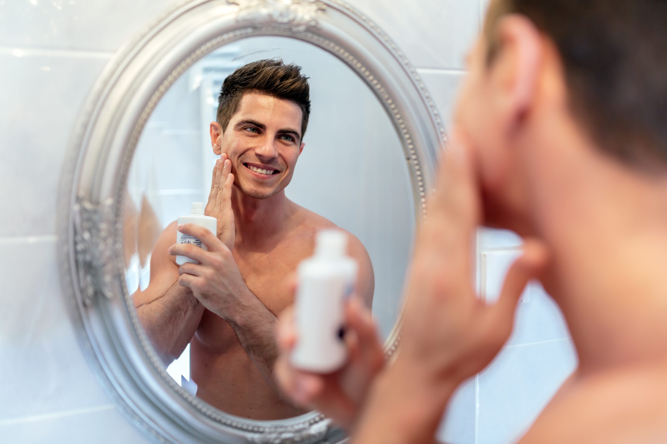 Woda po goleniu – niezbędnik w męskiej pielęgnacji