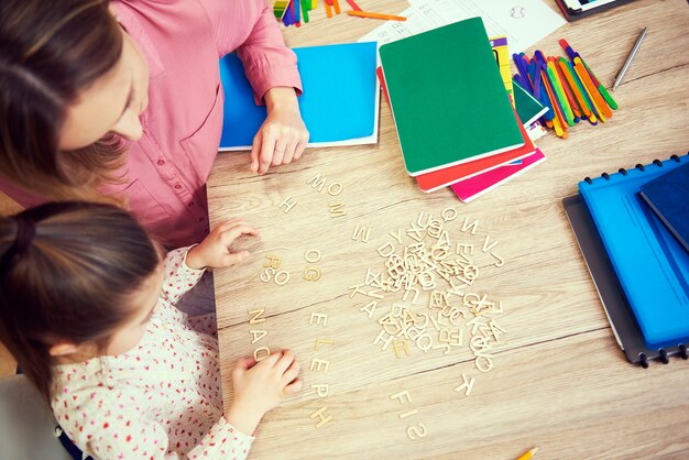 Jak wpływa dwujęzyczna edukacja na rozwój dziecka w przedszkolu Montessori?