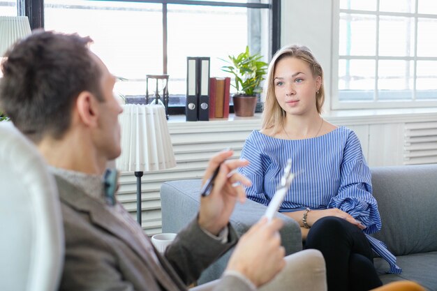 Jak wybrać odpowiedniego psychoterapeutę: kluczowe czynniki do rozważenia